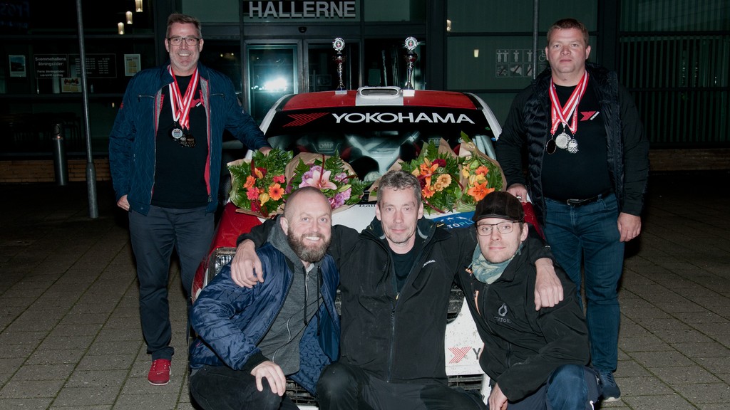 Hele team FN Rally fejrede alle medaljerne der blev delt ud på finaleaftenen
(Foto: rallypics.dk – Viggo Johansen)